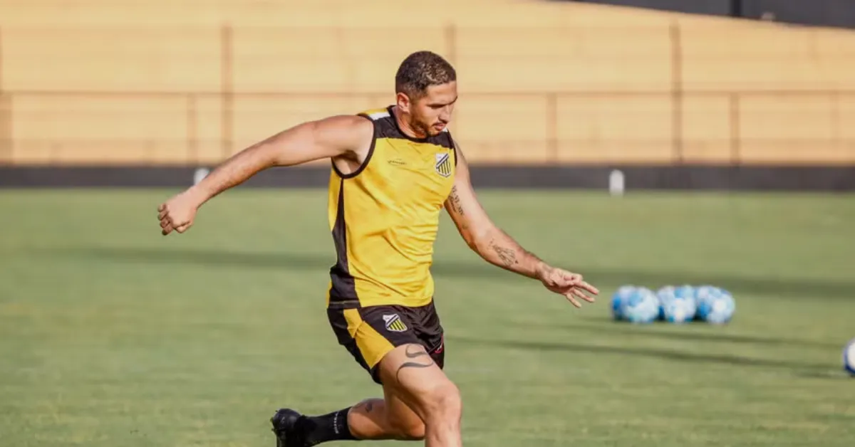Ponte Preta Busca Reforço na Lateral Esquerda com Danilo Barcelos